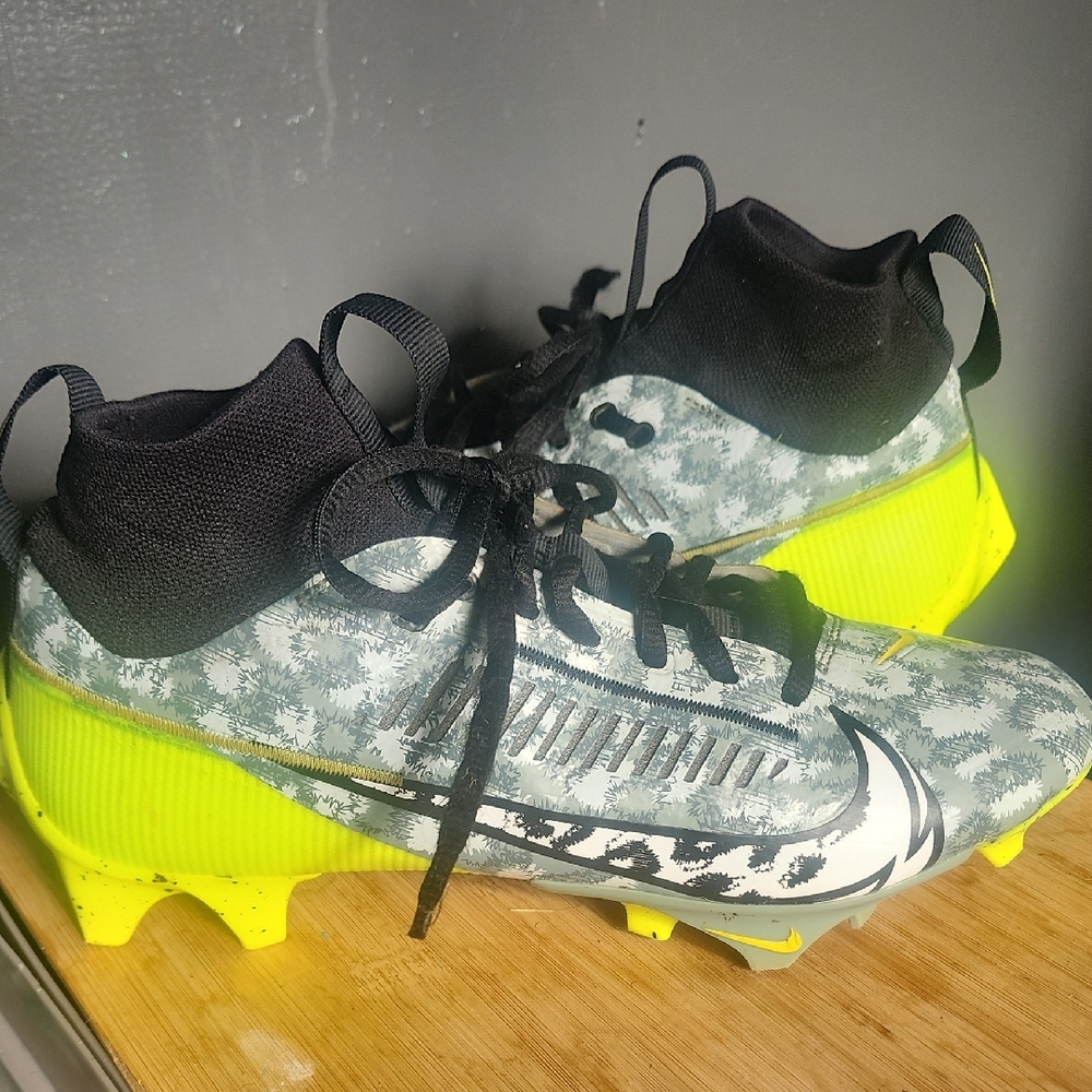 Nike Black and Yellow Sneakers Dynamic Design